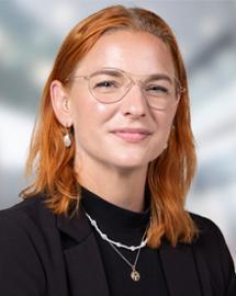 Nanna Bayer Christiansen, Finansmedarbejder